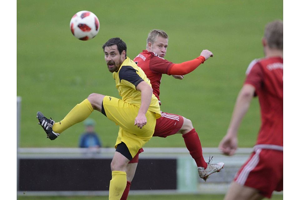 Kampf war Trumpf im Derby zwischen Münsings Julian Jäger (li.) und den Eurasburgern um Felix Gellner. Die Platzherren setzten sich etwas glücklich mit 1:0 durch.   hl