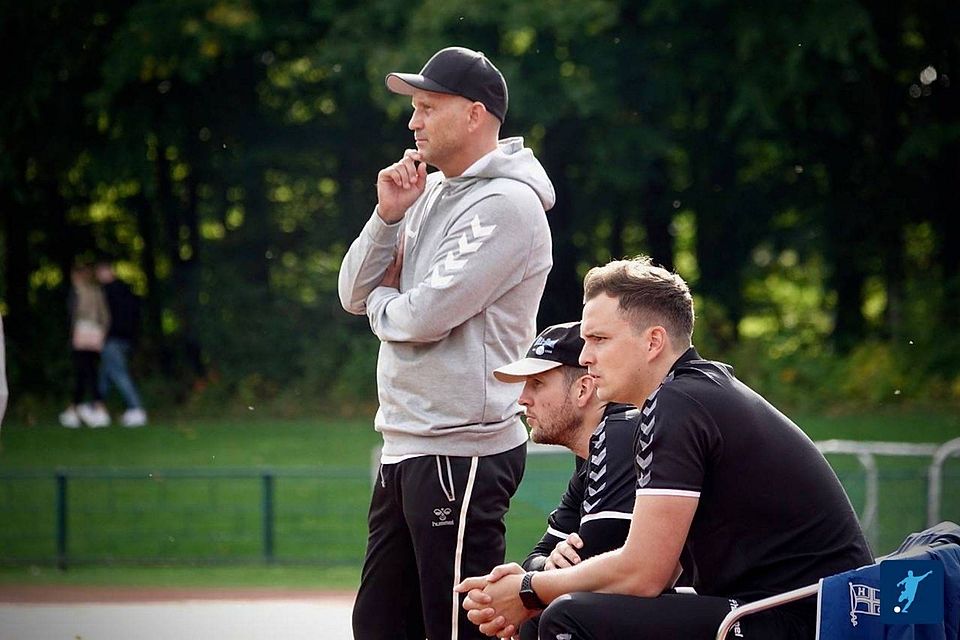 Ein nachdenkliches Trainer-Trio: Simon Rösner (li.), Manuel Meister (mi.) und Fabian Gerds (re.)
