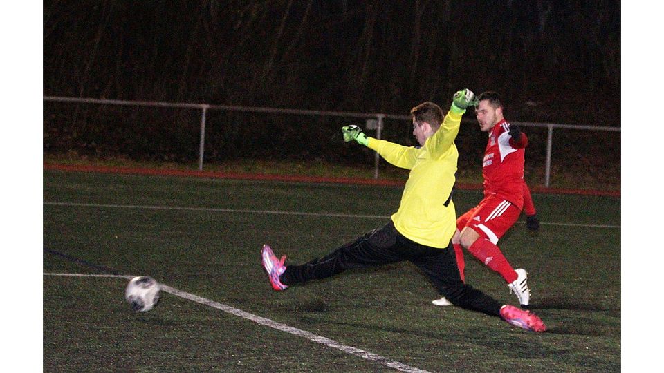 Der erste Streich: Vorbei an Albigs Keeper Tobias Klar schiebt Björn Grimm die Kugel zur Führung von RWO Alzey ein. Foto: pa/Schmitz