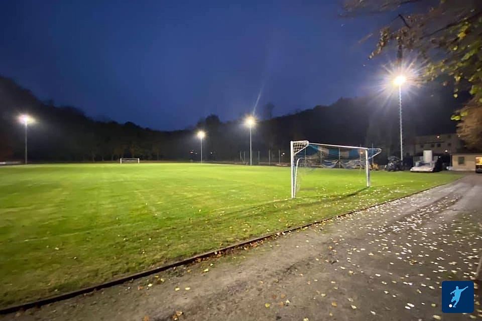 Mit einer Stunde Verspätung wurde das Spiel angepfiffen.