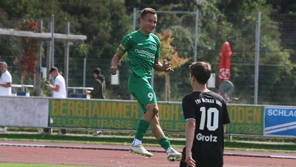 Da springt er, der Neuner: Drei Tore erzielte Stefan Stöckl (grünes Trikot) am Samstag beim TSV Dachau 1865 (im Bild Nikolaus Grotz).