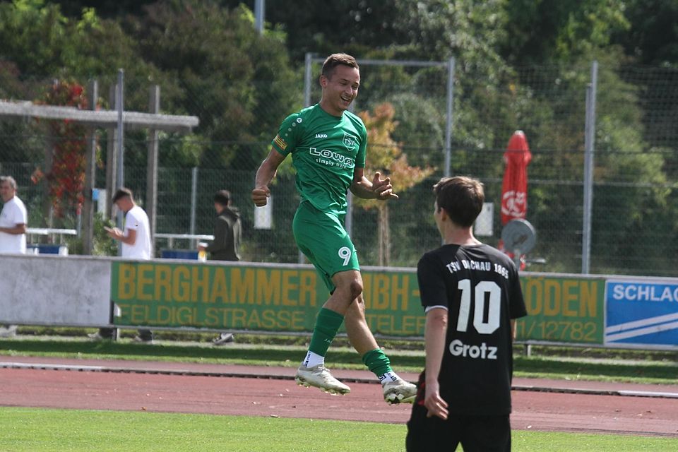 Da springt er, der Neuner: Drei Tore erzielte Stefan Stöckl (grünes Trikot) am Samstag beim TSV Dachau 1865 (im Bild Nikolaus Grotz). Da springt er, der Neuner: Drei Tore erzielte Stefan Stöckl (grünes Trikot) am Samstag beim TSV Dachau 1865 (im Bild Nikolaus Grotz).