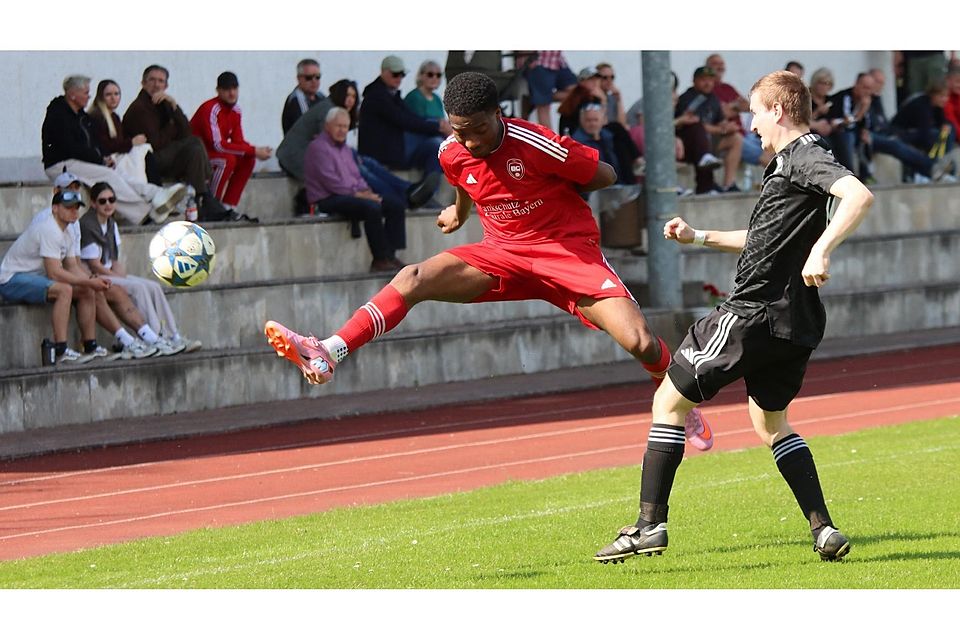 Der nächste große Schritt nach vorne: Die Attachinger – hier Saamtou Koussetou (l.) in Aktion – sind heuer weiter ungeschlagen. Da fand selbst der Spitzenreiter kein Mittel.