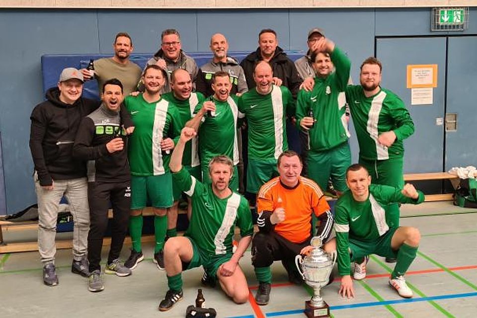 Mit Pokal und „Stuppis“, die AH-Fußballer des SC Kohlheck genießen den Erfolg beim Turnier des VfB Westend. 	