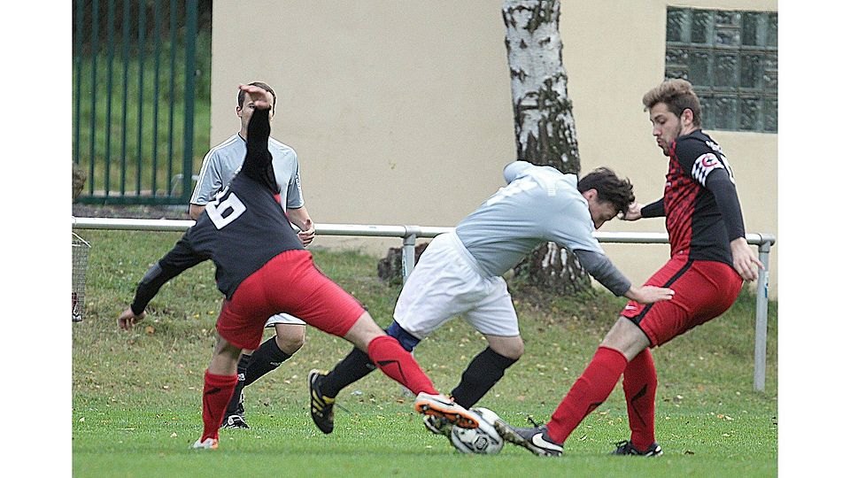 Um den Mauchenheimer Danny Füller zu stoppen, braucht es zwei Hochheimer. Links Pascal Schaefer, rechts Thomas Jatzek.