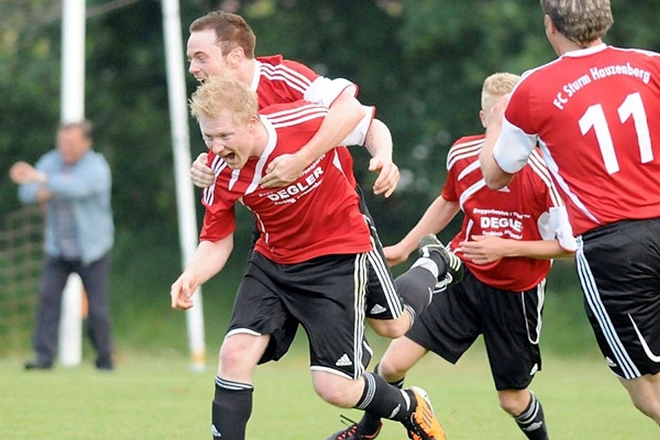 Groß war die Freude beim FC Sturm Hauzenberg, der durch einen Last-Minute Treffer von Alexander Starkl den Stichkampf um die Meisterschaft gegen den 1.FC Miltach erzwingen konnte   Foto: H.Mini