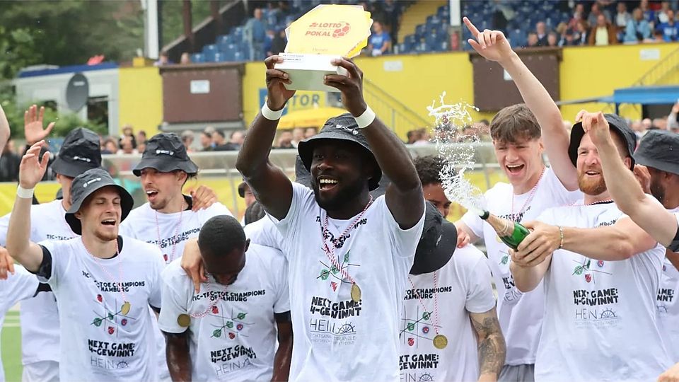Pokalsieger 2024 FC Teutonia 05: Kapitän Marcus Coffie mit dem Lotto-Pokal!