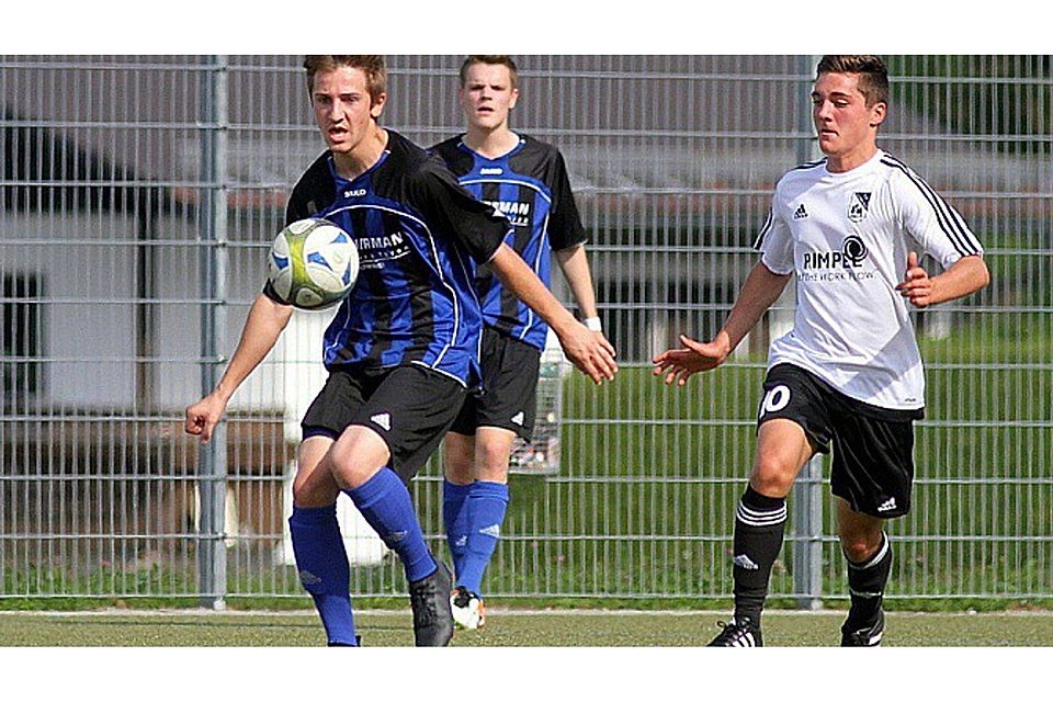 Nichts zu erben gab es  für die U19 der SpVgg SV Weiden (in schwarz-blau) beim Auswärtsspiel gegen den Spitzenreiter TuS Geretsried. F: Enzesberger