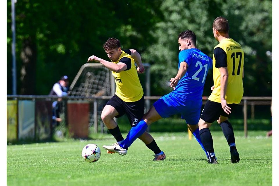 Patrick Finger (links am Ball), hier bei einem Spiel gegen Riedrode, sorgte mit einem verwandelten Foulelfmeter in der Nachspielzeit noch für glückliche Gesichter beim SV 07 Geinsheim und einen wichtigen Punkt.	Archivfoto: Uwe Kramer