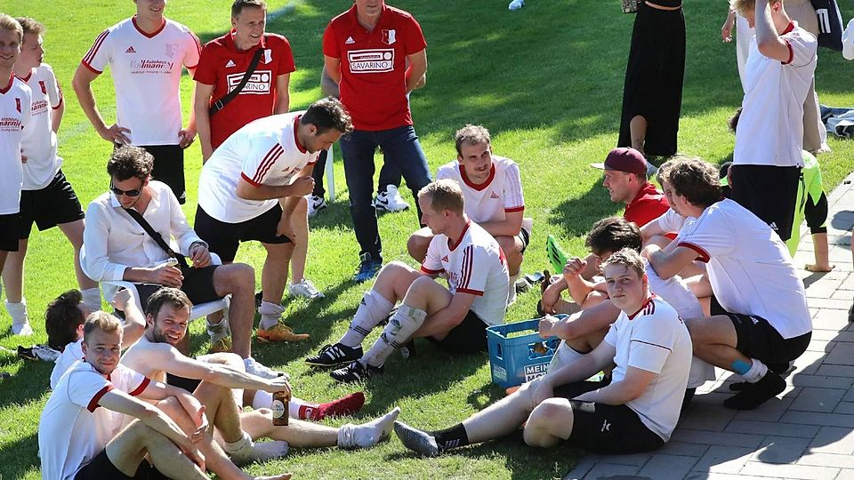 Warteten vergeblich auf „gute“ Neuigkeiten: Hätte Konkurrent Attenkirchen in Oberhummel verloren, stünde der SV Langenbach schon als Meister fest. Mit der eigenen 6:0-Gala konnte man aber trotzdem zufrieden sein.