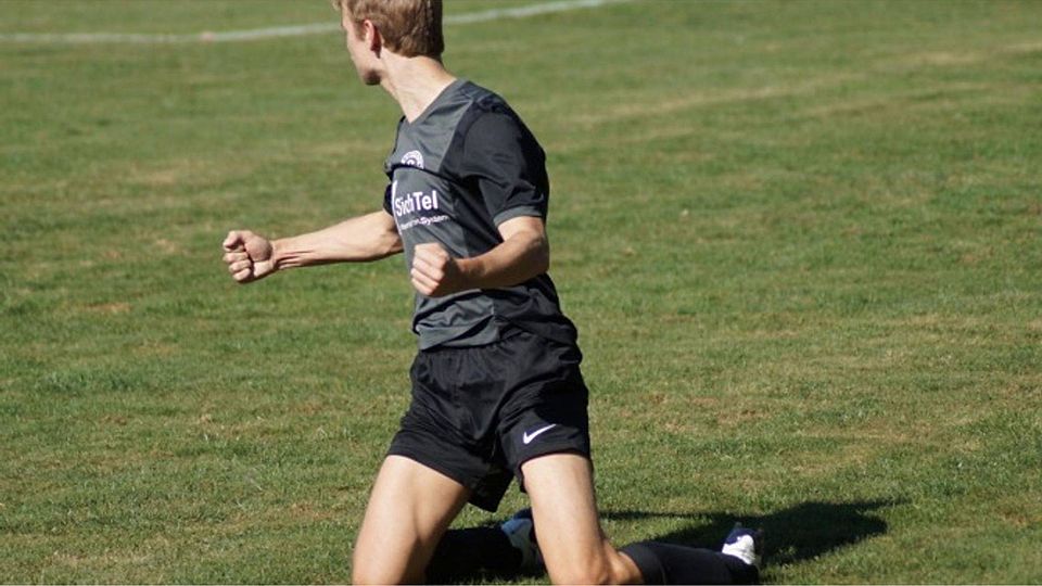 Jubelfaust: Letelns Carsten Krägel traf gegen den SC RW Maaslingen zum zwischenzeitlichen 1:2. Am Ende trennten sich beide Teams 2:2-UnentschiedenF: Bokun