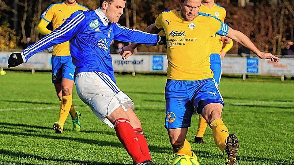 Feste Größe im Team: 08-Kapitän Robin Schmidt (re.), der hier den Schuss von Oldenburgs Freddy Kaps blockt. Foto: objectivo/Kugel