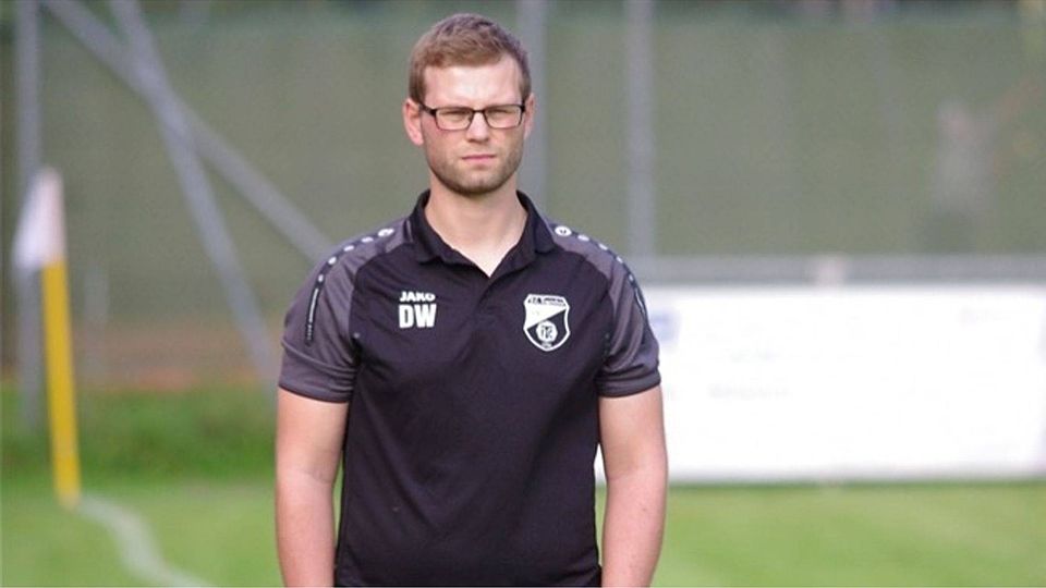 Trainerpartner Daniel Wicha coacht den FC Tegernheim II von außen.  Foto: Schmautz