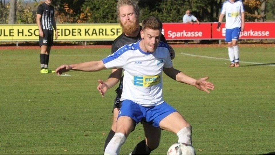 Geschickt schirmt der Ex-Echinger Marko Juric, jetzt Karlsfeld, den Ball vor dem TSV-„Isländer“ Raphael Schneider ab. HAB