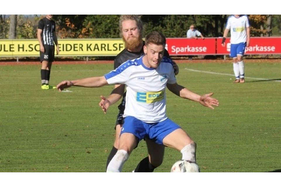 Geschickt schirmt der Ex-Echinger Marko Juric, jetzt Karlsfeld, den Ball vor dem TSV-„Isländer“ Raphael Schneider ab. HAB