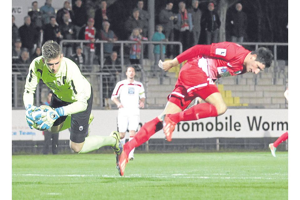 Unterschiedliche Ausrichtung: FCK-Keeper Julian Pollersbeck hat den Ball, den Marcel Kunstmann gerne reingemacht hätte. Foto: pa / Schmitz Unterschiedliche Ausrichtung: FCK-Keeper Julian Pollersbeck hat den Ball, den Marcel Kunstmann gerne reingemacht hätte. Foto: pa / Schmitz