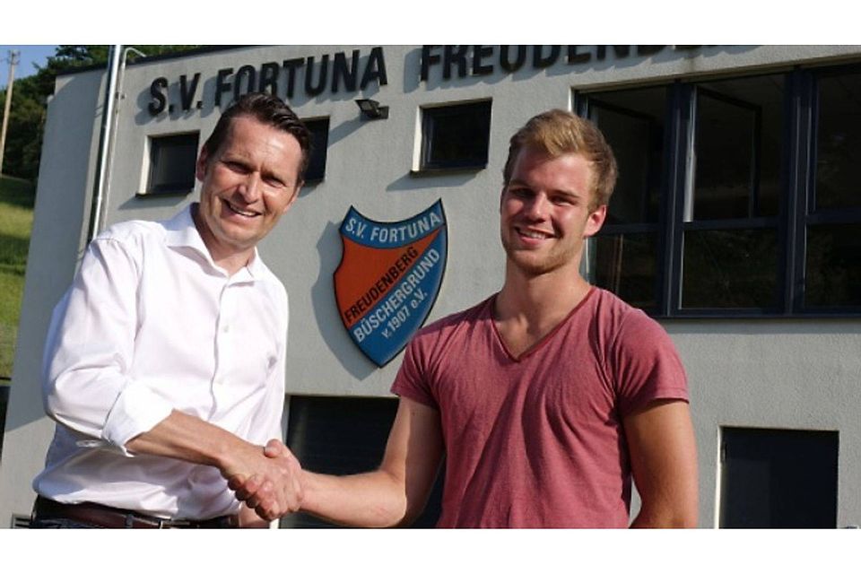 Sportlicher Leiter Mieke Rosenthal (links) begrüßte Nico Dreisbach, der vom FC Altenhof ins Büschergrunder Wendingtal wechelt. Foto: Verein