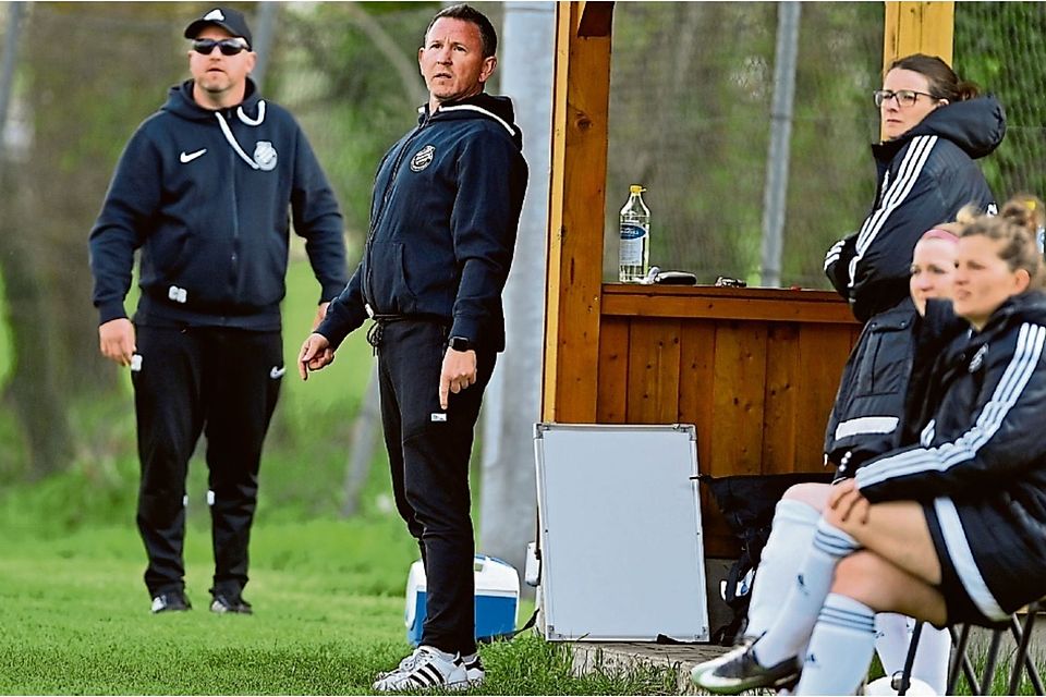 Aufgrund der mehr als dünnen Personaldecke zog DJK-Coach Henrik Meyer (Zweiter von links) Konsequenzen. 