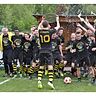 Die Amberger U19 bejubelt die BOL-Meisterschaft und den Landesliga-Aufstieg. Foto: Rössler