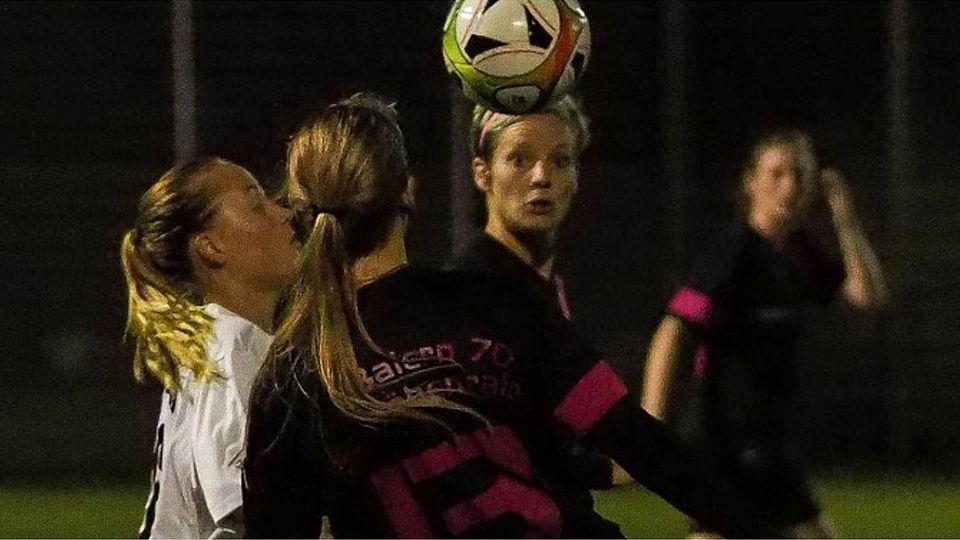 Überzahl am Ball: Baiern mit Katharina Stahuber (Mitte) und Christine Feldschmidt unterlagen jedoch in Poing (Vanessa Meier).  jro