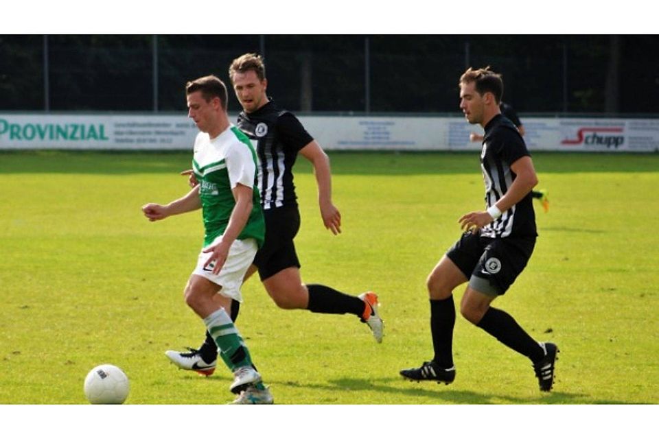 Der VfL Weierbach (grünes Trikot) gewann das Derby beim Bollenbacher SV 3:0. F: Schlitz