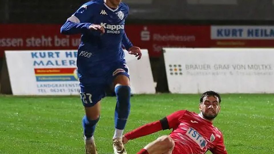 Wormate am Boden: Mittelfeldspieler Kaan Özkaya grätscht vergebens gegen Pirmasens' Thomas Selensky.       Foto: Christine Dirigo/pakalski-press