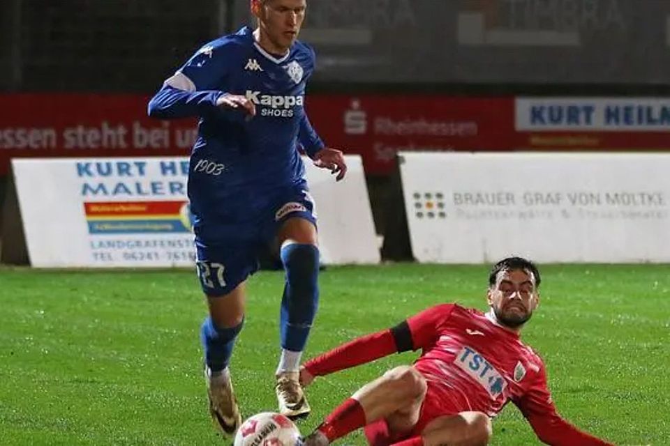 Wormate am Boden: Mittelfeldspieler Kaan Özkaya grätscht vergebens gegen Pirmasens' Thomas Selensky.       Foto: Christine Dirigo/pakalski-press