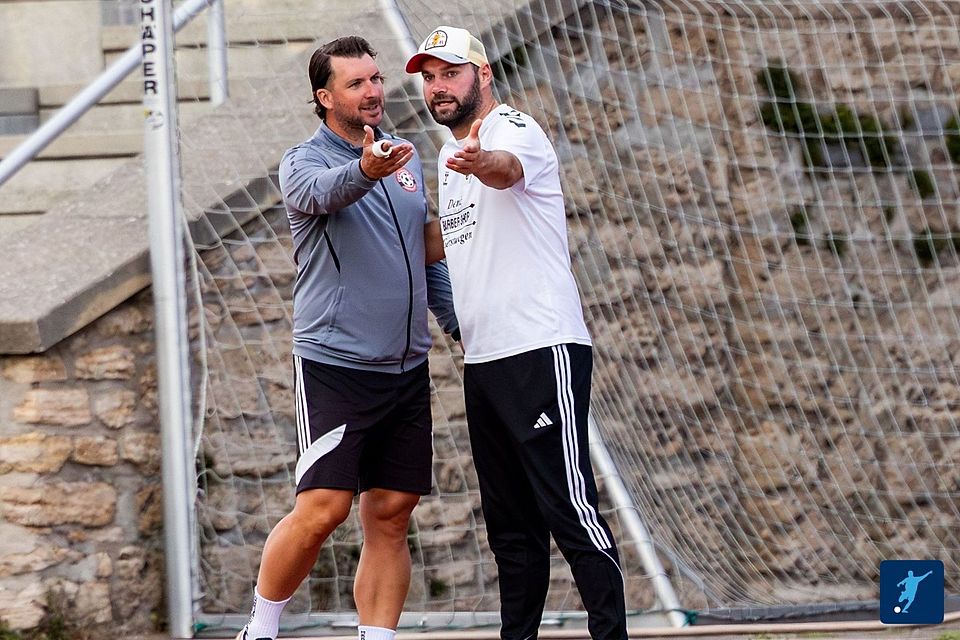 Diskussionsbedarf nach der Roten Karte? Wacker-Trainer Norman Bonsack und Gospenroda-Coach Patrick Lorenz im Austausch.