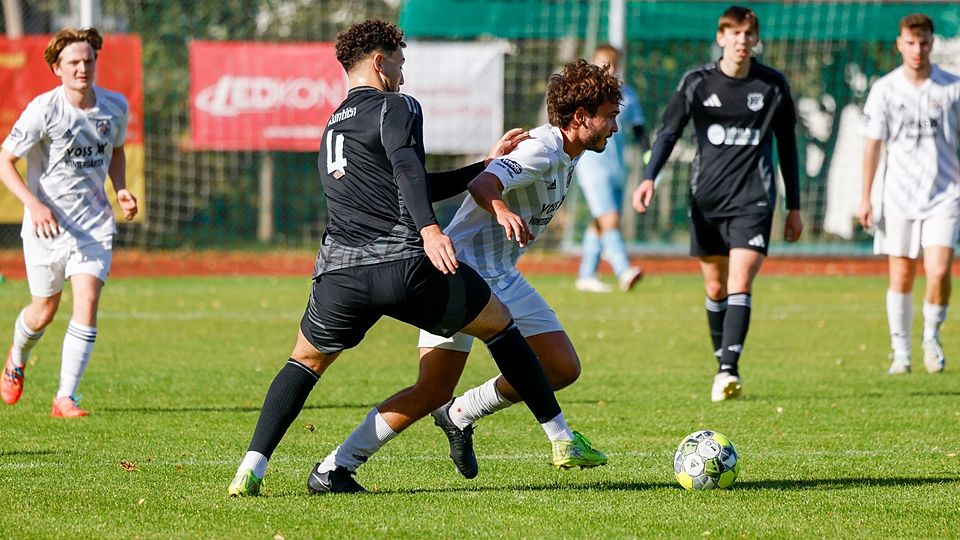 Ilias Kuntich (2. v. l.) führt künftig keine Zweikämpfe mehr für den FSV Saulheim, sondern für den FC Aksu – den Tabellendritten der A-Klasse Mainz-Bingen. 