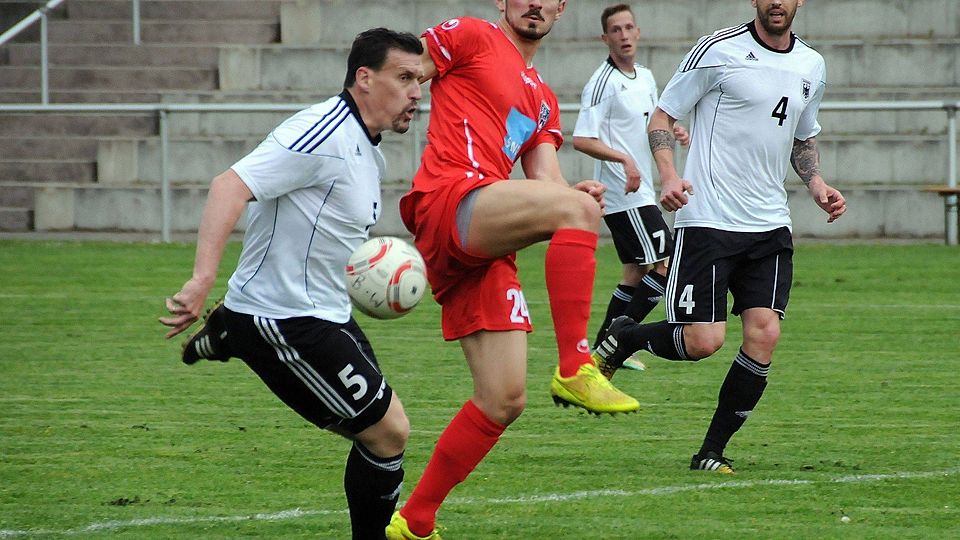 SSV Ulm 1846 vs Bundeswehr Nationalmannschaft am 05.05.2015. Oliver Unsöld (links) gab ein letztes Mal im Bundeswehr-Trikot Vollgas. Beim Abschiedsspiel mit der Bundeswehr-Nationalmannschaft siegte am Ende der SSV 1846 Ulm Fußball mit 8:1.