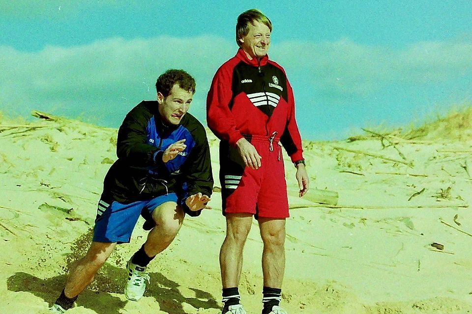 Trainingslager in Portugal, Februar 1996: Strandtraining mit Hachings Erfolgstrainer Lorenz Köstner.