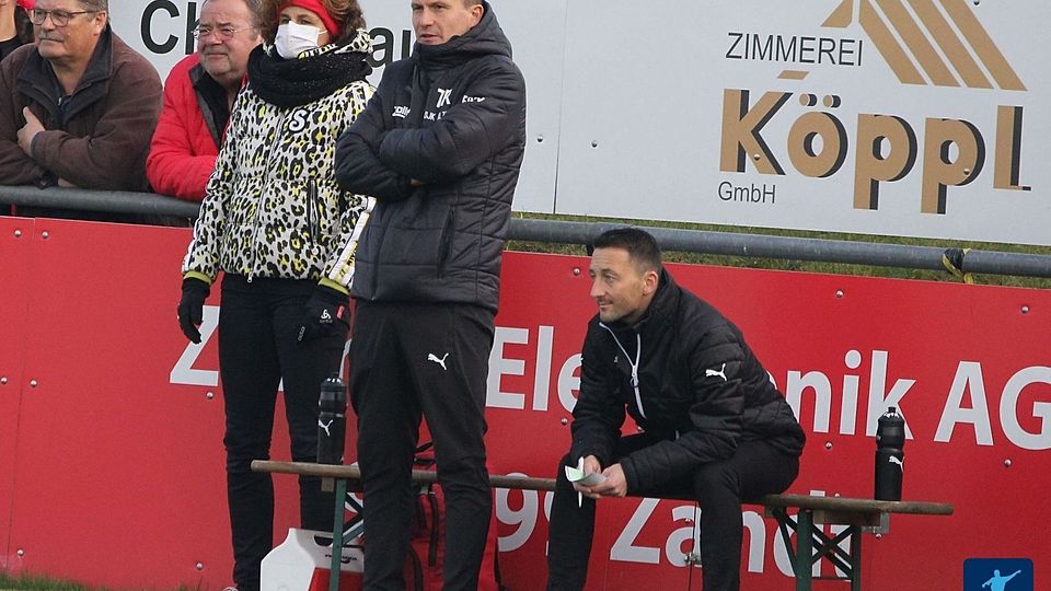 Josef Eibl (Mitte) verlängert seinen Vetrag bei der DJK Vilzing.