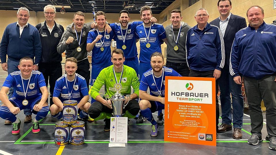 Das Siegerteam 2019 beim Cup: der TSV Grafenau, samt Fußballfunktionären und Landrat Basti Gruber (2.v.re.). 