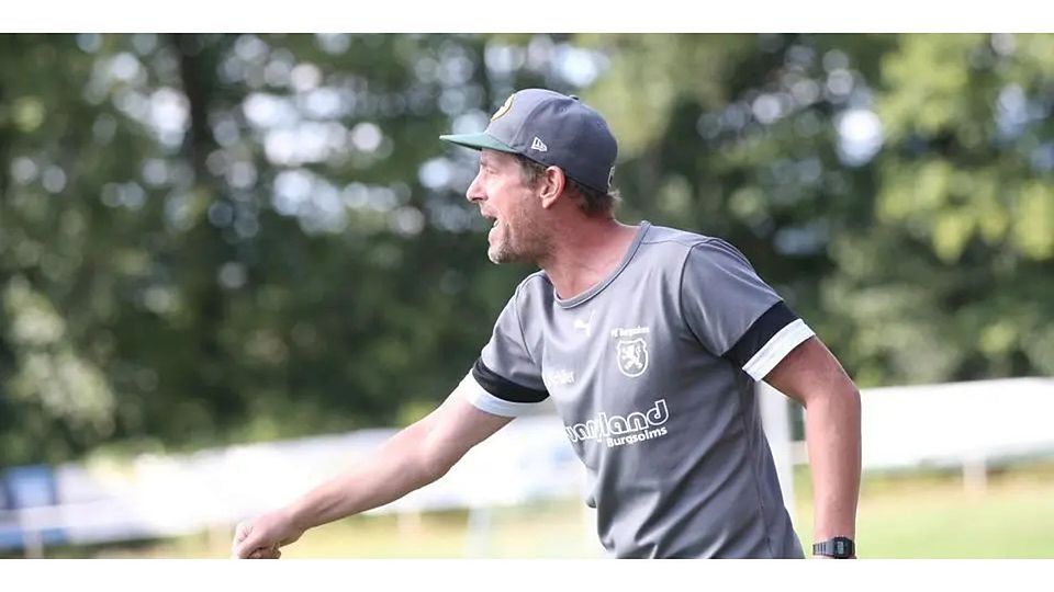 Holt mit dem FC Burgsolms einen Punkt in der Fußball-Gruppenliga gegen das Topteam SG Kinzenbach: Trainer Daniel Schäfer. (Archivfoto) © Steffen Bär