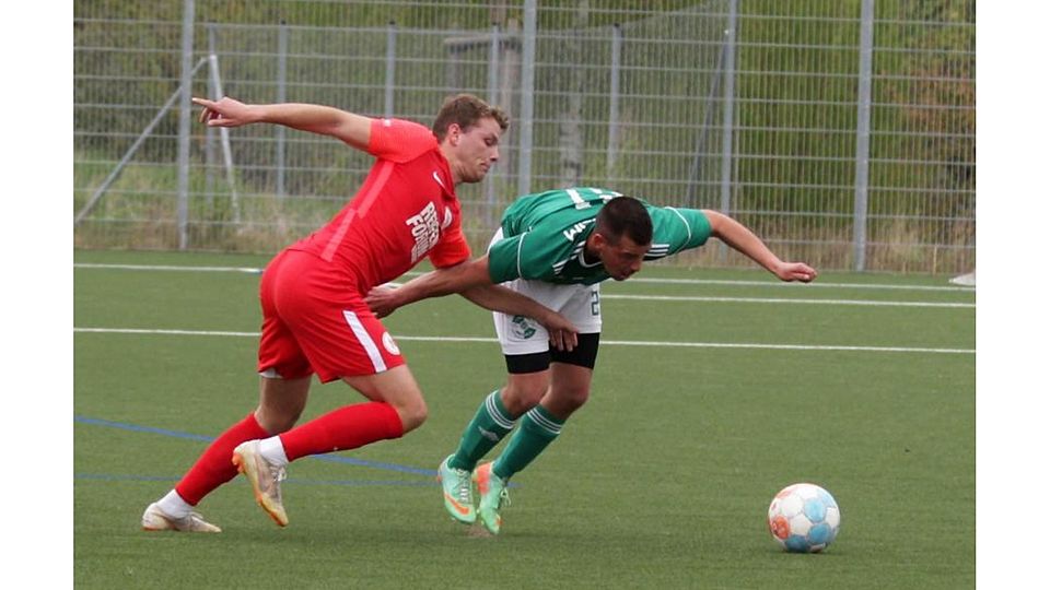 Im Hinspiel besiegte die SG Schornsheim (Carlo Breswald, r.) die TuS Neuhausen (mit Jonas Frey) 3:0. Nun stehen sich beide Teams erneut gegenüber.	