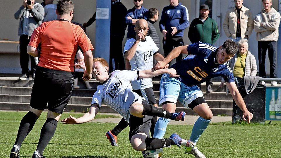 Mit Körpereinsatz kämpften die Moosener – hier Spielertrainer Stefan Denk (dunkles Trikot) gegen David Materna – um jeden Ball. Am Ende feierten sie ein Schützenfest.