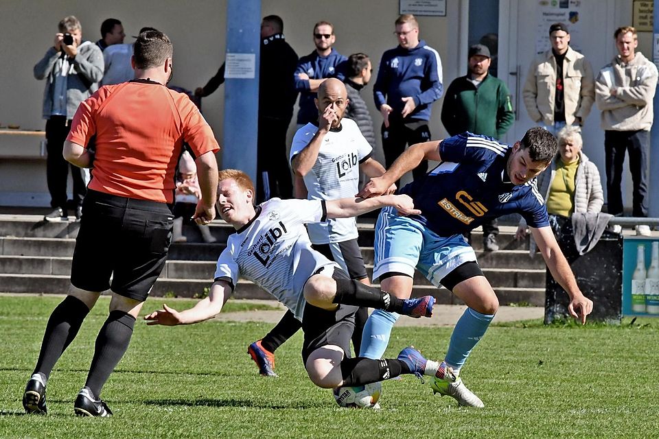 Mit Körpereinsatz kämpften die Moosener – hier Spielertrainer Stefan Denk (dunkles Trikot) gegen David Materna – um jeden Ball. Am Ende feierten sie ein Schützenfest.