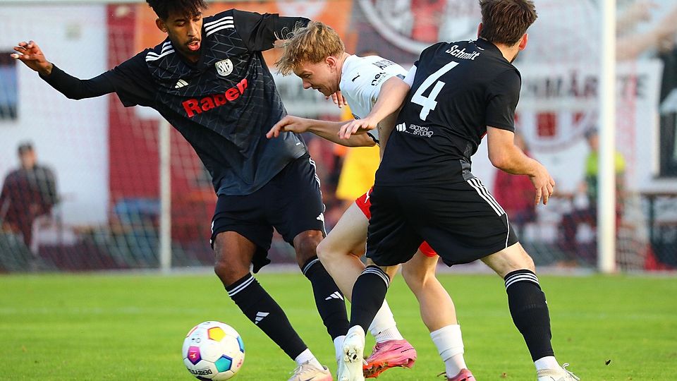 Chams Sturmtalent Konstantin Landstorfer (in weiß) war von Fortuna Regensburg kaum in den Griff zu kriegen.