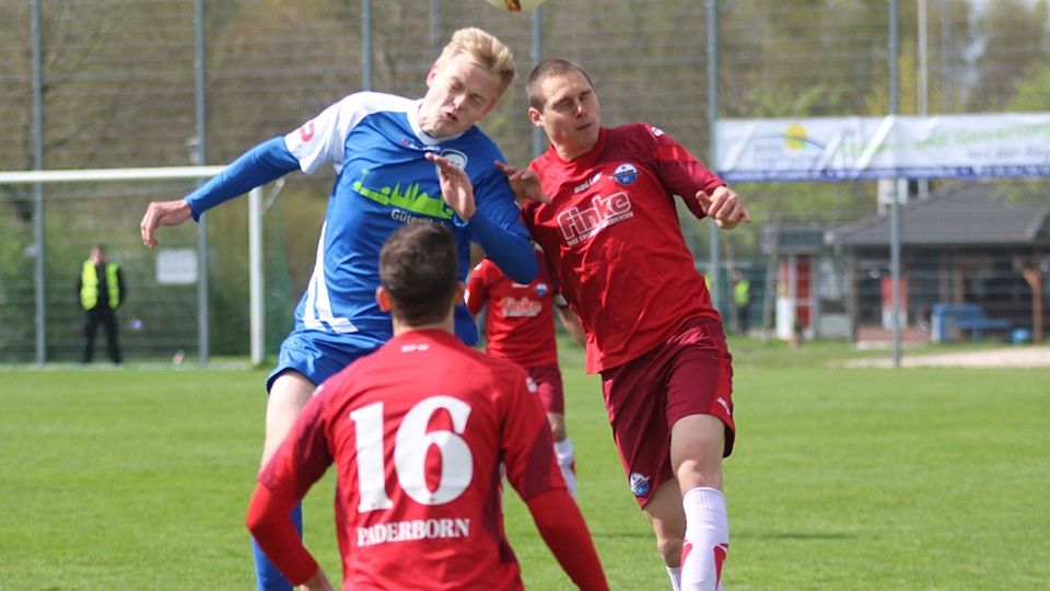 Unglückliche Aktion: Paderborns Florian Ruck (r.) sprang der Ball an die Hand. Den anschließenden Freistoß nutzte Siegen zum nächsten Treffer. F: Heinemann