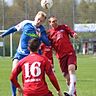 Unglückliche Aktion: Paderborns Florian Ruck (r.) sprang der Ball an die Hand. Den anschließenden Freistoß nutzte Siegen zum nächsten Treffer. F: Heinemann