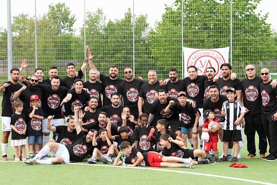Mit Kind und Kegel: Die DJK SB München wirft sich nach dem Meistertitel in Schale und feiert den Kreisklassen-Aufstieg.