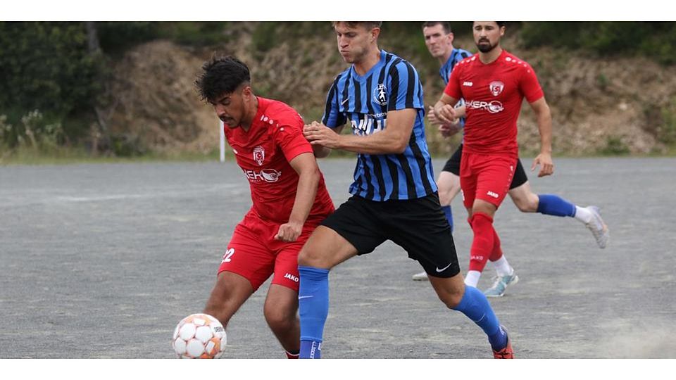 Das Hinspiel entschieden Mustafa Kocaaslan (li.) und der FC Türk Gücü Breidenbach mit 3:0 gegen Janik Schwarz und die SG Versbachtal für sich. Das Hinspiel entschieden Mustafa Kocaaslan (li.) und der FC Türk Gücü Breidenbach mit 3:0 gegen Janik Schwarz und die SG Versbachtal für sich. © Jens Schmidt