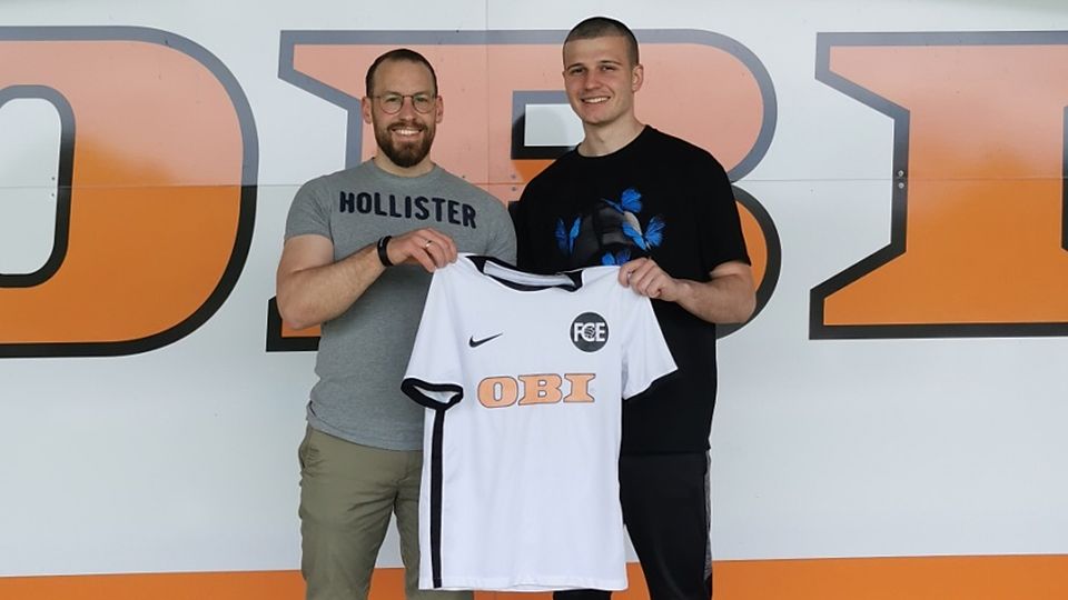 Matej Babic im Bild links mit Marius Kasten, dem sportlichen Leiter des FCE.