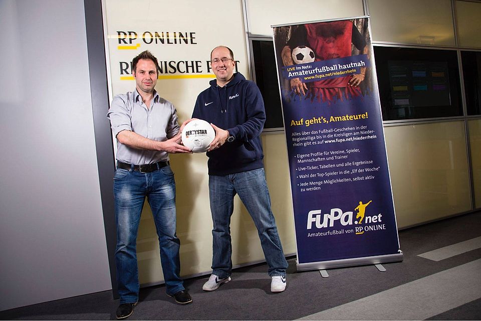 Organisator Michael Jasmund mit dem FuPa-Leiter Christian Kurth.