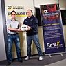 Organisator Michael Jasmund mit dem FuPa-Leiter Christian Kurth.