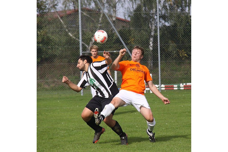 Christoph Jakob (rechts) vom SV Achsheim und Marc Osman (TSV Meitingen II) haben den Ball aus den Augen verloren. Bild: Karin Tautz