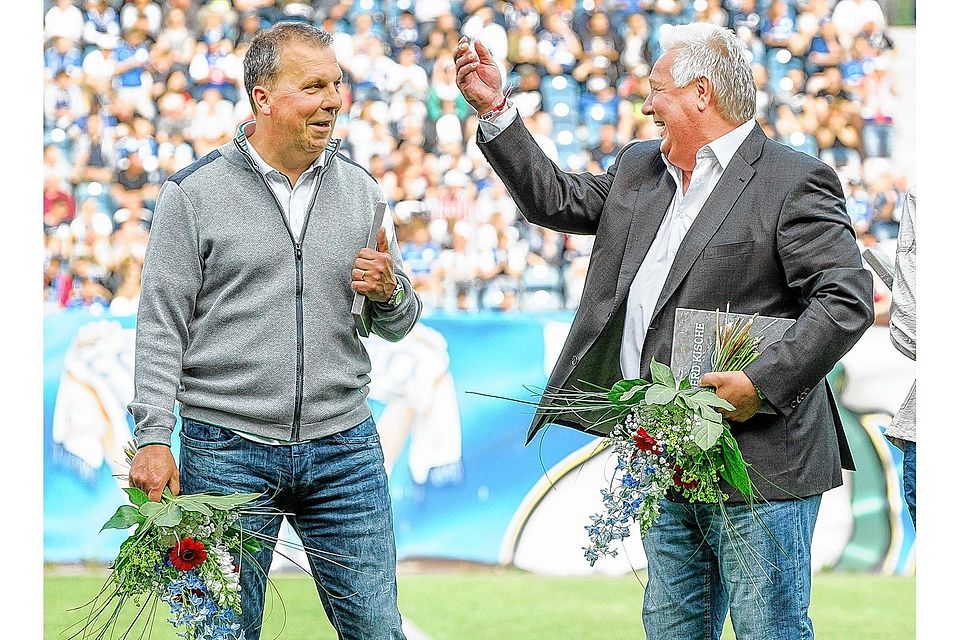 Zwei Urgesteine des FC Hansa: Juri Schlünz (links), der zur AOK geht, wurde offiziell vom Verein verabschiedet. Gerd Kische erhielt eine Auszeichnung für seine Verdienste um den FC Hansa.