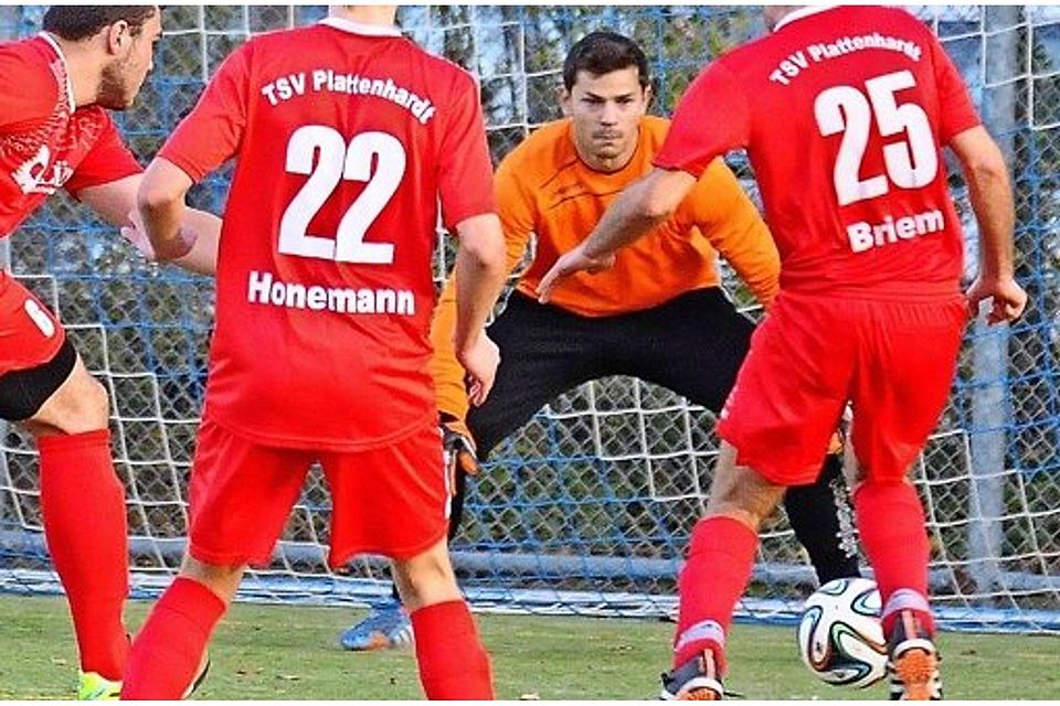 Hier noch in seinem eigentlichen Job auf der Torlinie ? später dann schlug der Plattenhardter Keeper Daniel Wagner als Elfmeterschütze zu. Günter E. Bergmann