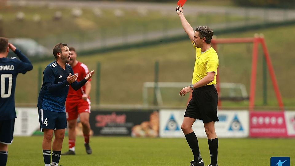 Der Aufreger der Partie: René Mohsmann sieht nach einer angeblichen Tätlichkeit die Rote Karte von Schiedsrichter Ralf Volk.
