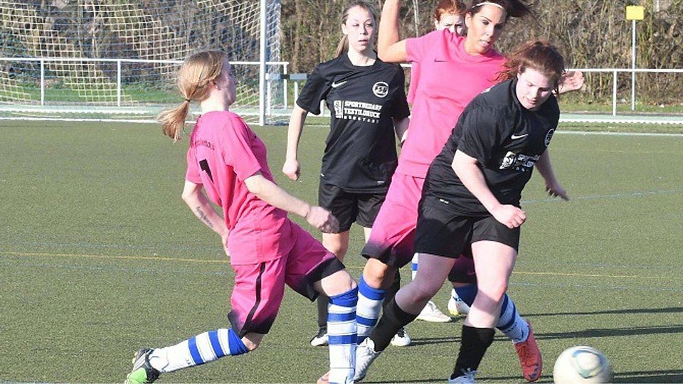 Auch von zwei Gegenspielerinnen (links Anouk-Zazie Becker, Mitte Jennifer Wagner von der SG Rimbach/Auerbach) lässt sich  Beatrice Kolleczek (FSG Bensheim) nicht stoppen.